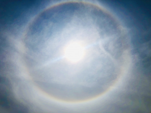 上空から見た完全な円形の虹の写真