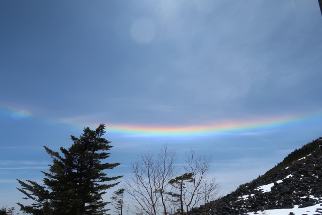 青空に水平に広がる環水平アーク