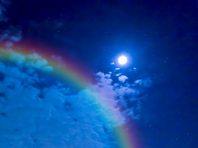 夜に現れた月虹(げっこう)の幻想的な写真