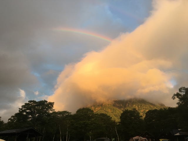朝の空にかかる美しい虹の写真