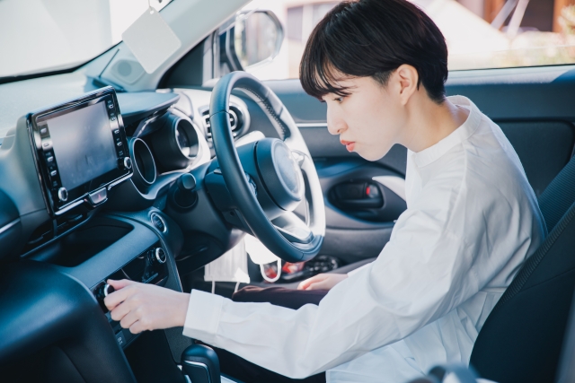 車のエアコンを操作する 様子