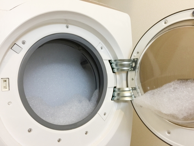 洗剤で泡立つドラム式洗濯機の内部を撮影した画像。洗濯機の仕組みを説明する記事のアイキャッチに最適