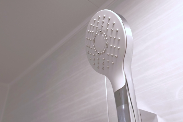 シャワーヘッドの写真。お湯が出る仕組みを解説する記事のアイキャッチ画像。