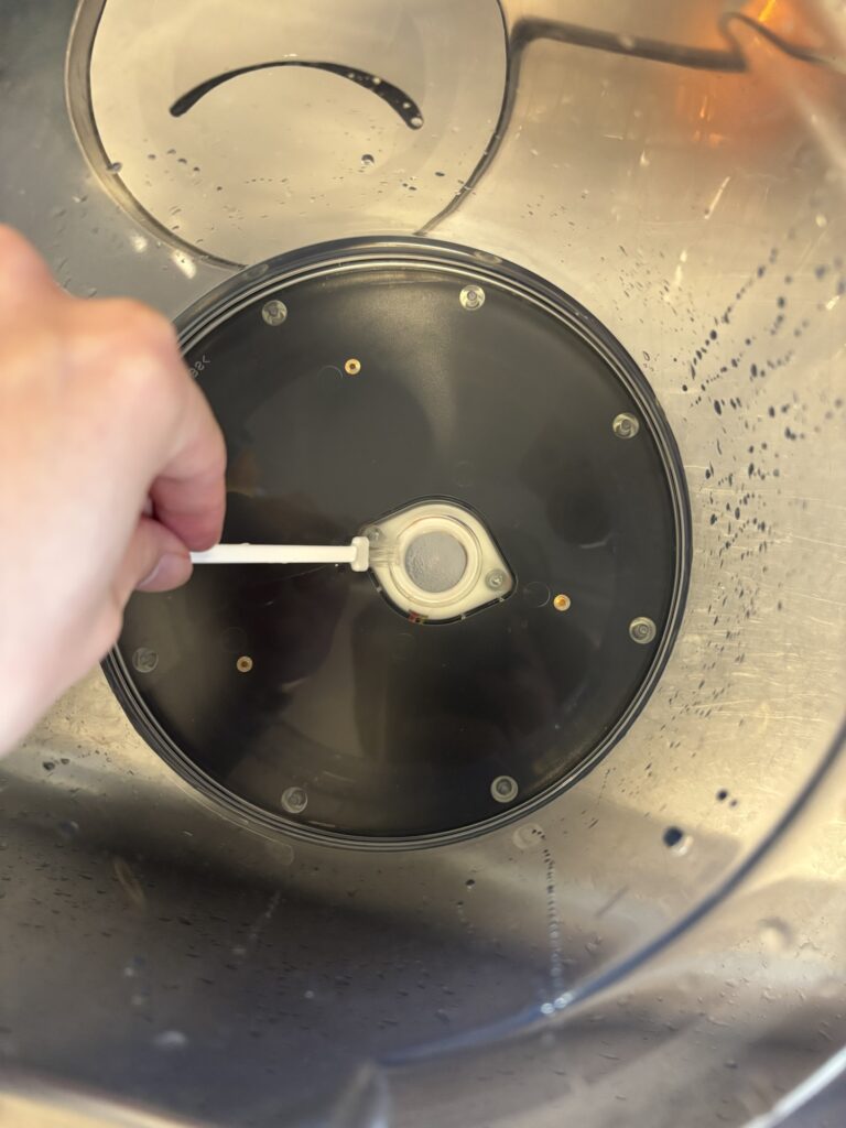 MIST 350でタンク内を掃除している写真