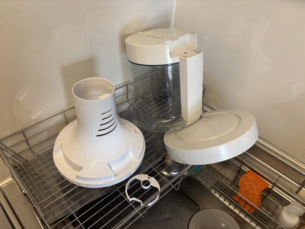 朝の1分ルーティン：洗った加湿器パーツを水切りカゴで乾燥