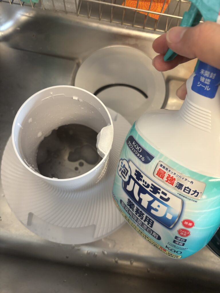 キッチン泡ハイターを使って加湿器のピンク汚れを撃退する様子