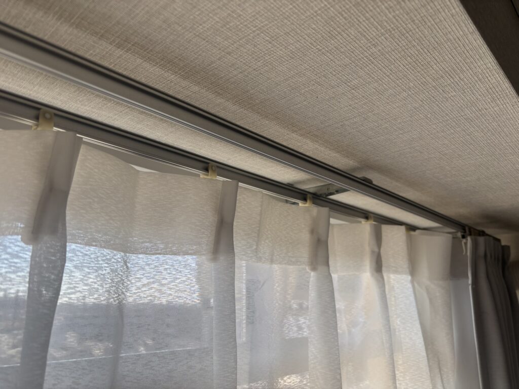 I型カーテンレールの画像。C型は空洞がありコネクター挿入可能、I型は空洞がなく取り付け不可。