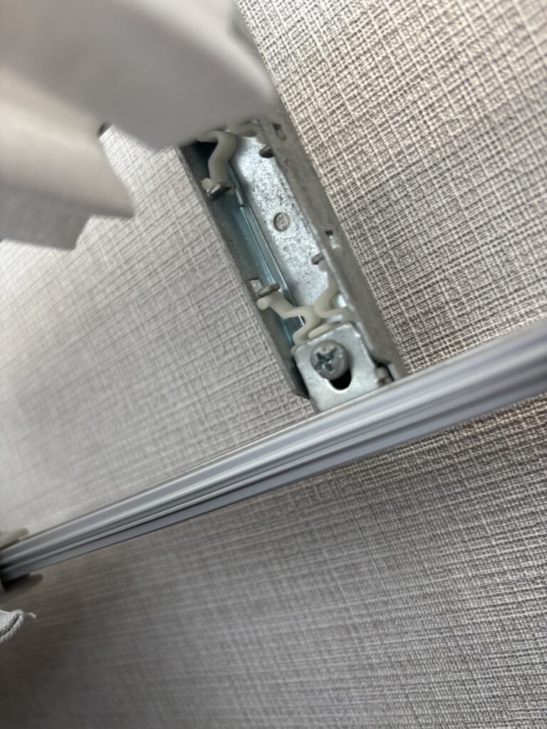 既存のI型カーテンレールを撤去した後の壁に残ったネジ穴。賃貸物件の原状回復のため大切に保管。