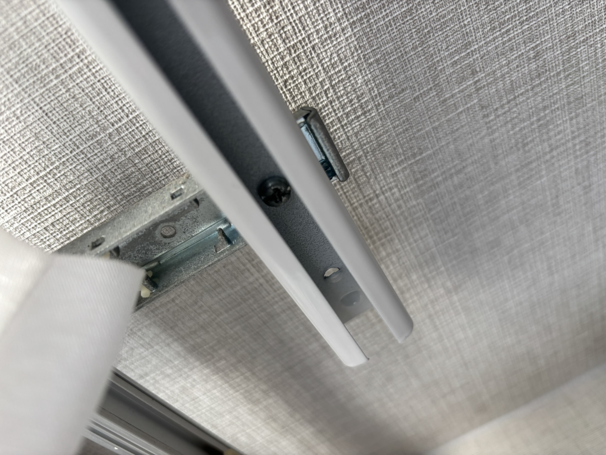 C型カーテンレールの画像。C型は空洞がありコネクター挿入可能、I型は空洞がなく取り付け不可。