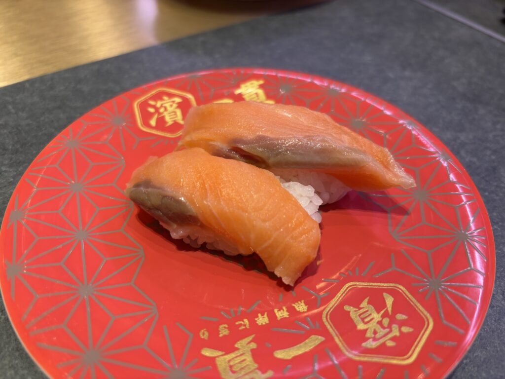 濱一貫のサーモンの握り。回転寿司よりも高いクオリティのネタを提供。