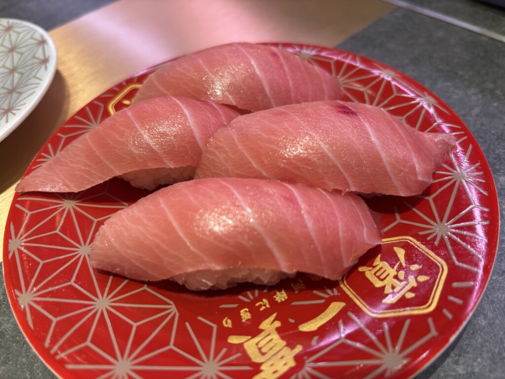 濱一貫の中トロの握り。回転寿司よりも高いクオリティのネタを提供。