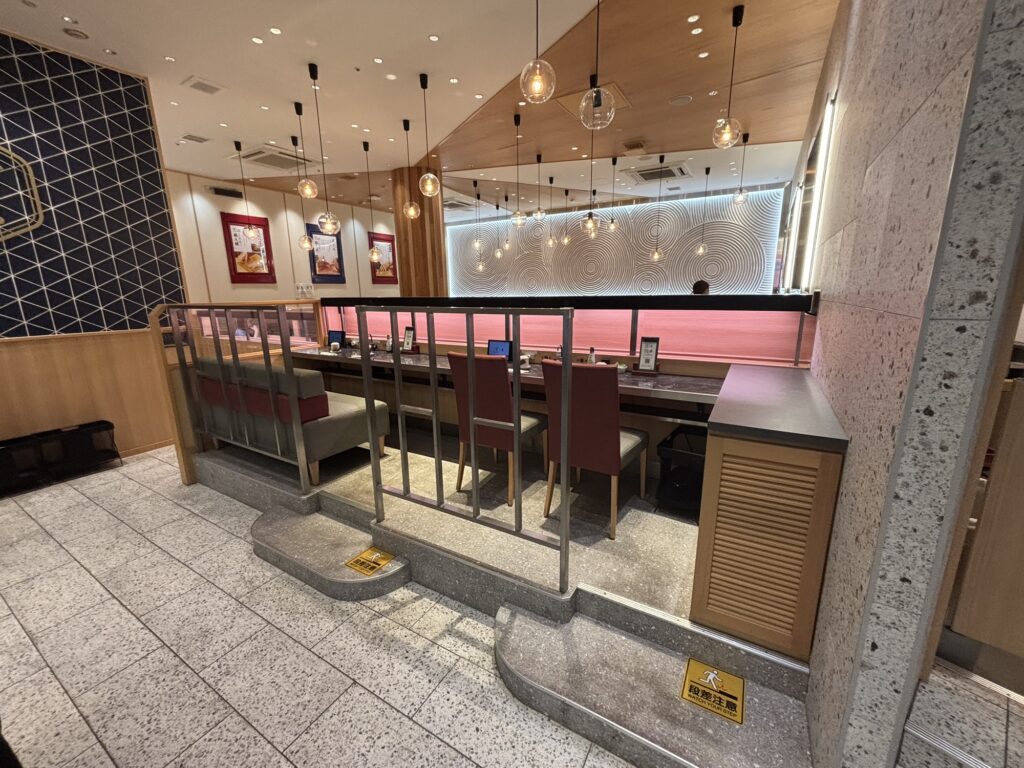 1人でも来やすい濱一貫のカウンター席。平日のランチタイムは混雑せず快適。