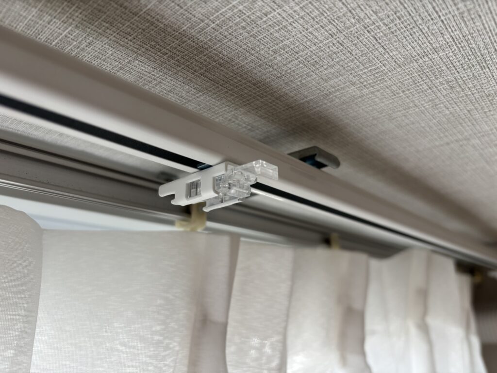 ニトリの角型カーテンレールにハニカムシェード用コネクターをスムーズに差し込んでいる様子。