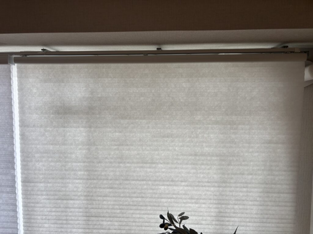 ニトリの角型カーテンレールにハニカムシェード用コネクターをスムーズに差し込んでいる様子。